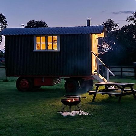 The Delkin Shepherds Huts Castle Combe Bagian luar foto
