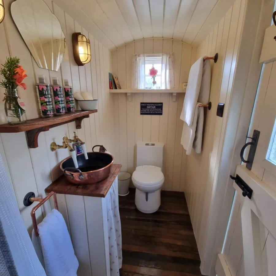 The Delkin Shepherds Huts Castle Combe Bagian luar foto