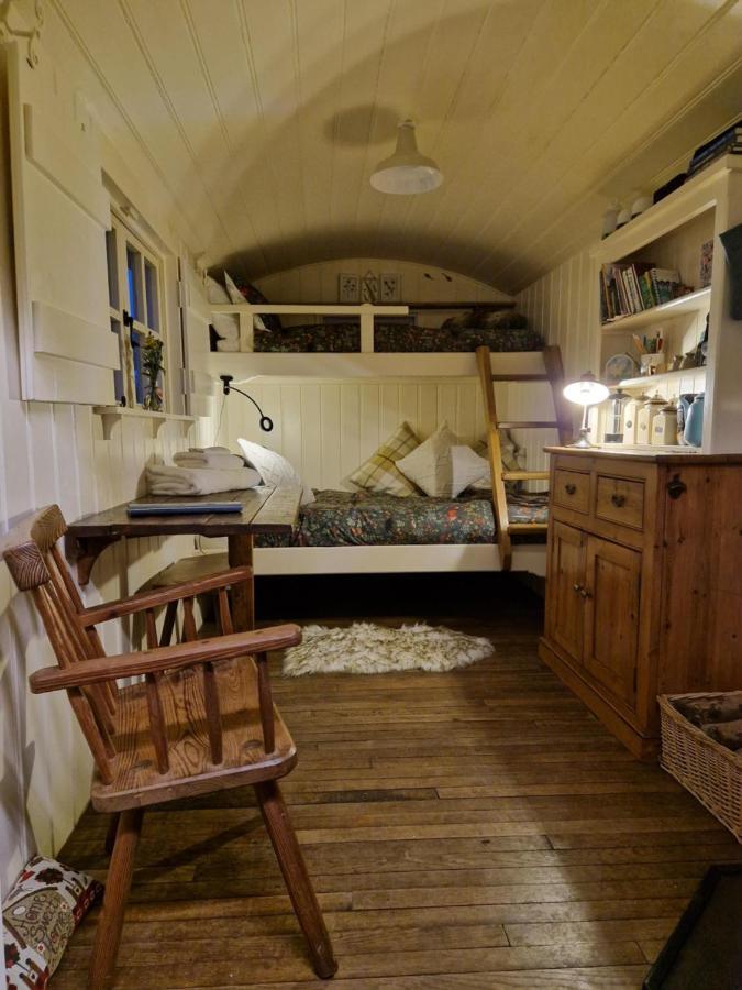 The Delkin Shepherds Huts Castle Combe Bagian luar foto