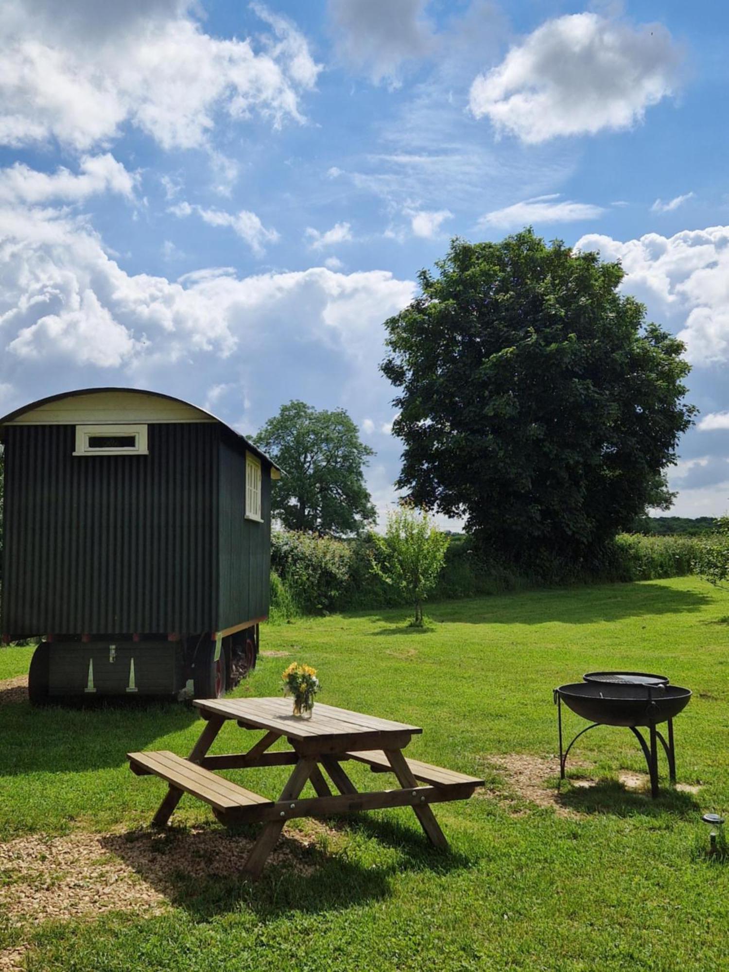 The Delkin Shepherds Huts Castle Combe Bagian luar foto