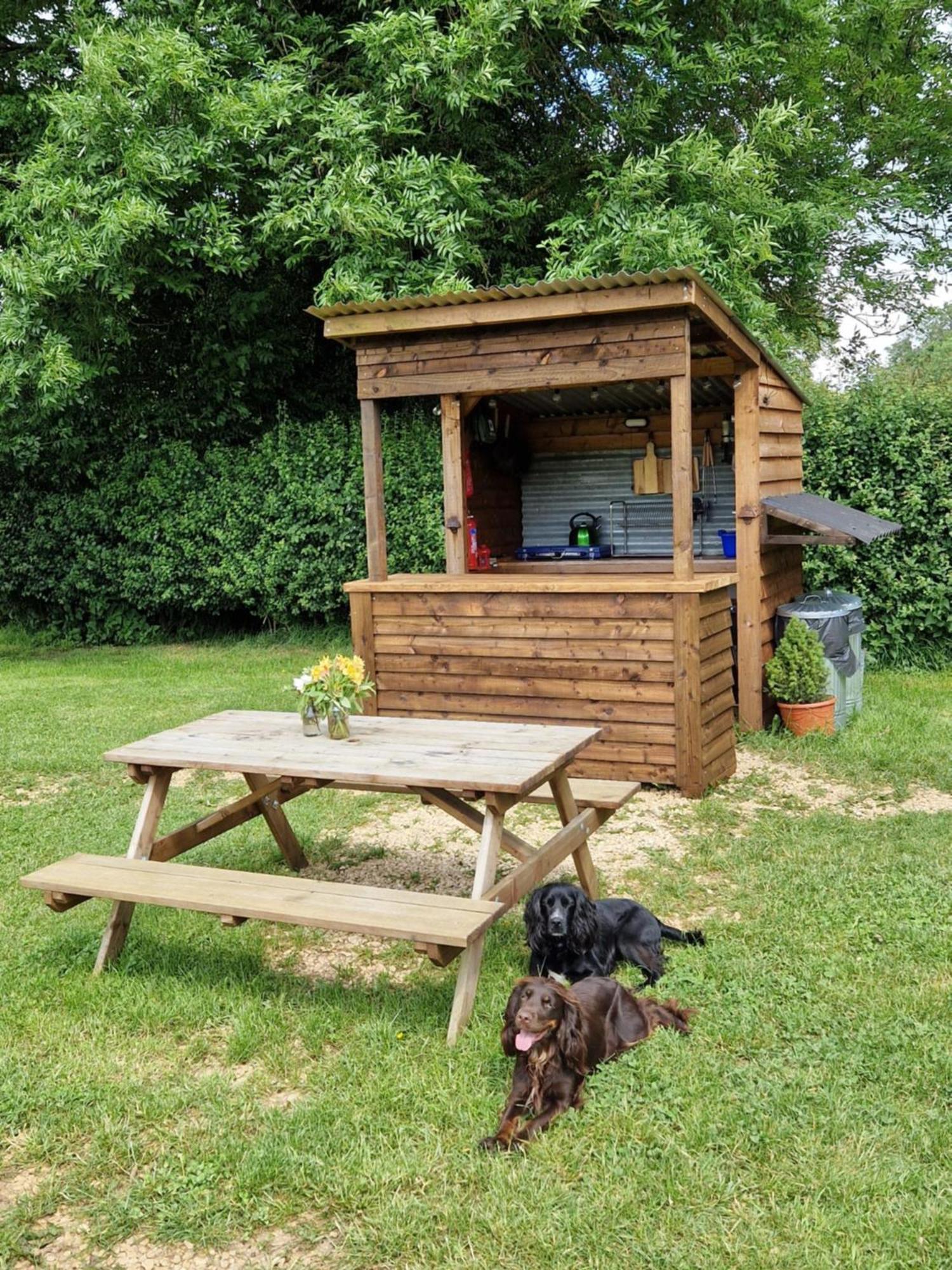 The Delkin Shepherds Huts Castle Combe Bagian luar foto