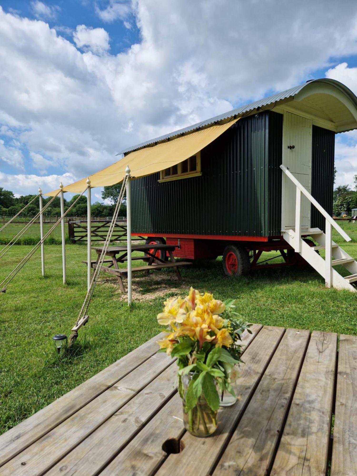 The Delkin Shepherds Huts Castle Combe Bagian luar foto