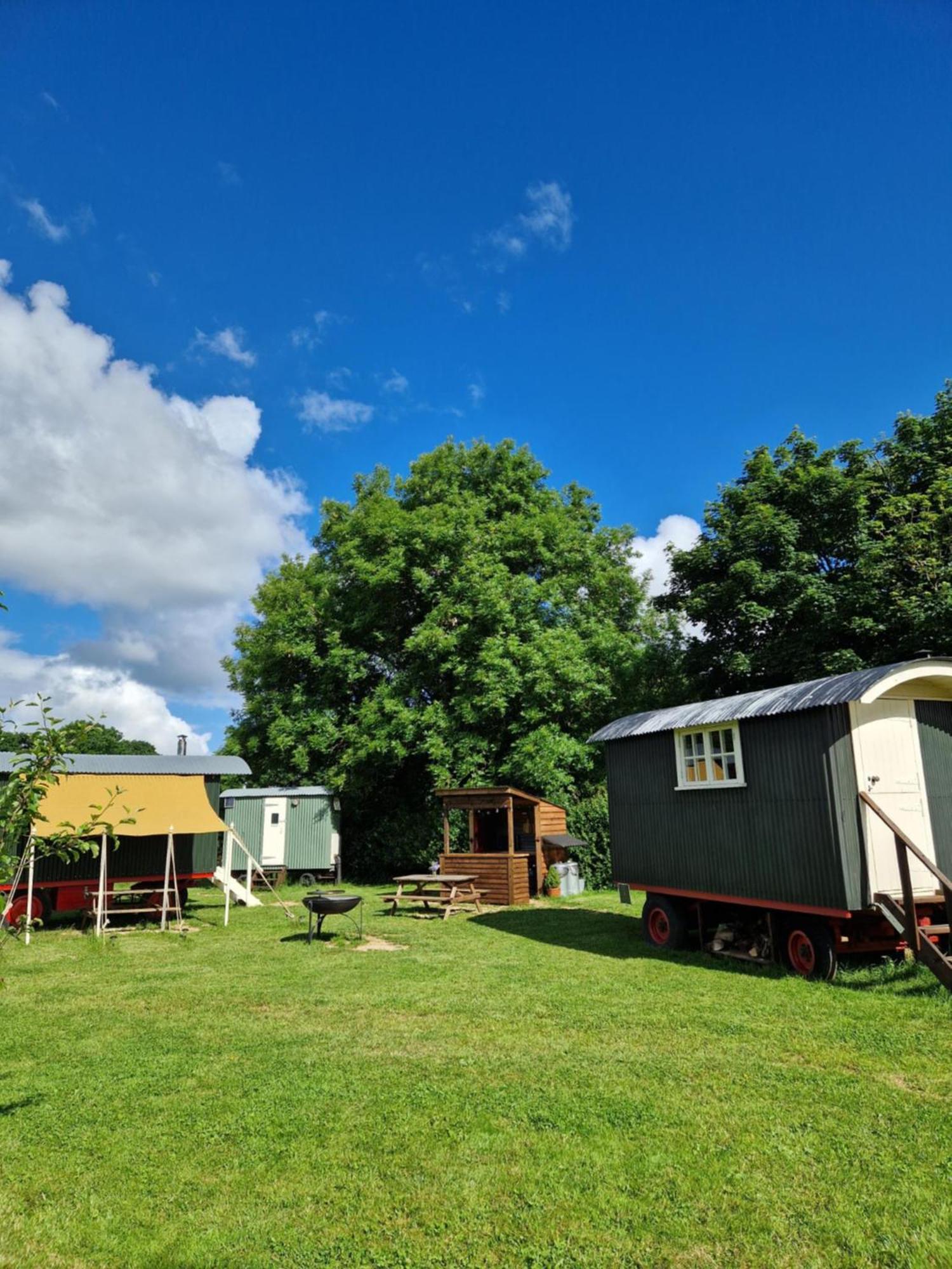 The Delkin Shepherds Huts Castle Combe Bagian luar foto