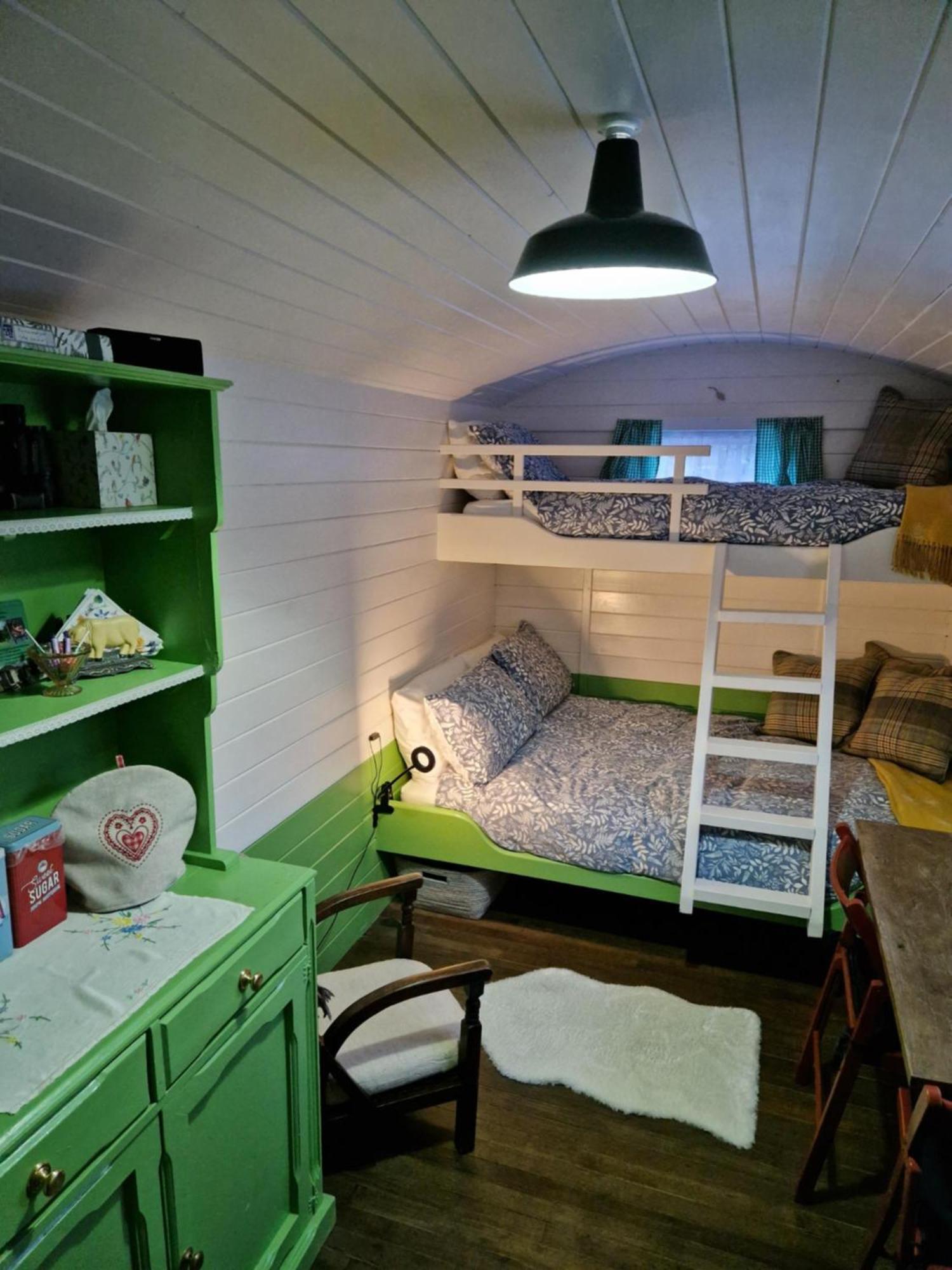 The Delkin Shepherds Huts Castle Combe Bagian luar foto